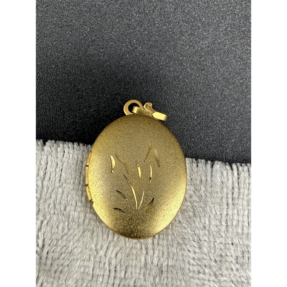 Vintage Locket Pendant Engraved Gold Tone‎